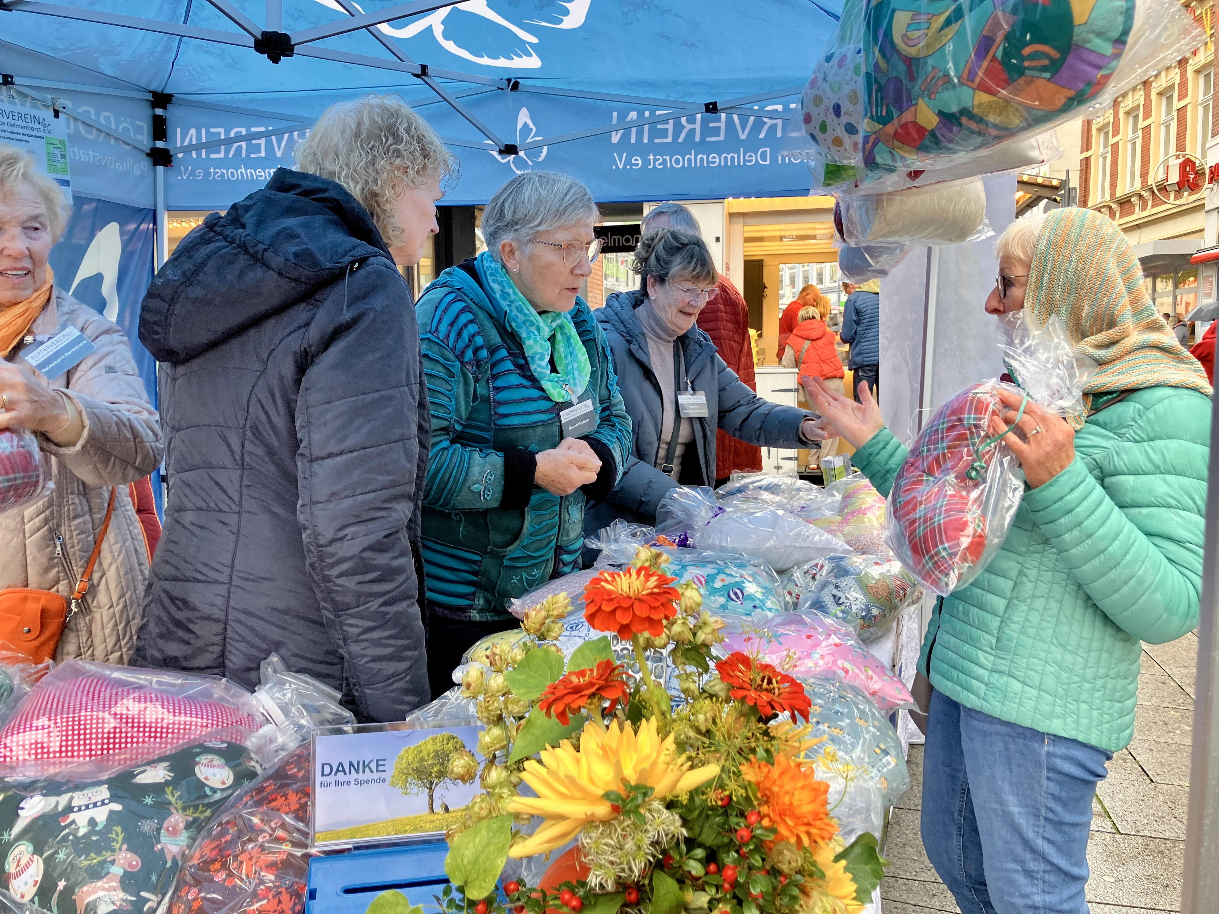 Der fertig aufgebaute Stand des Förderverein Palliativstation Delmenhorst e.V. vom Kartoffelfest 2025