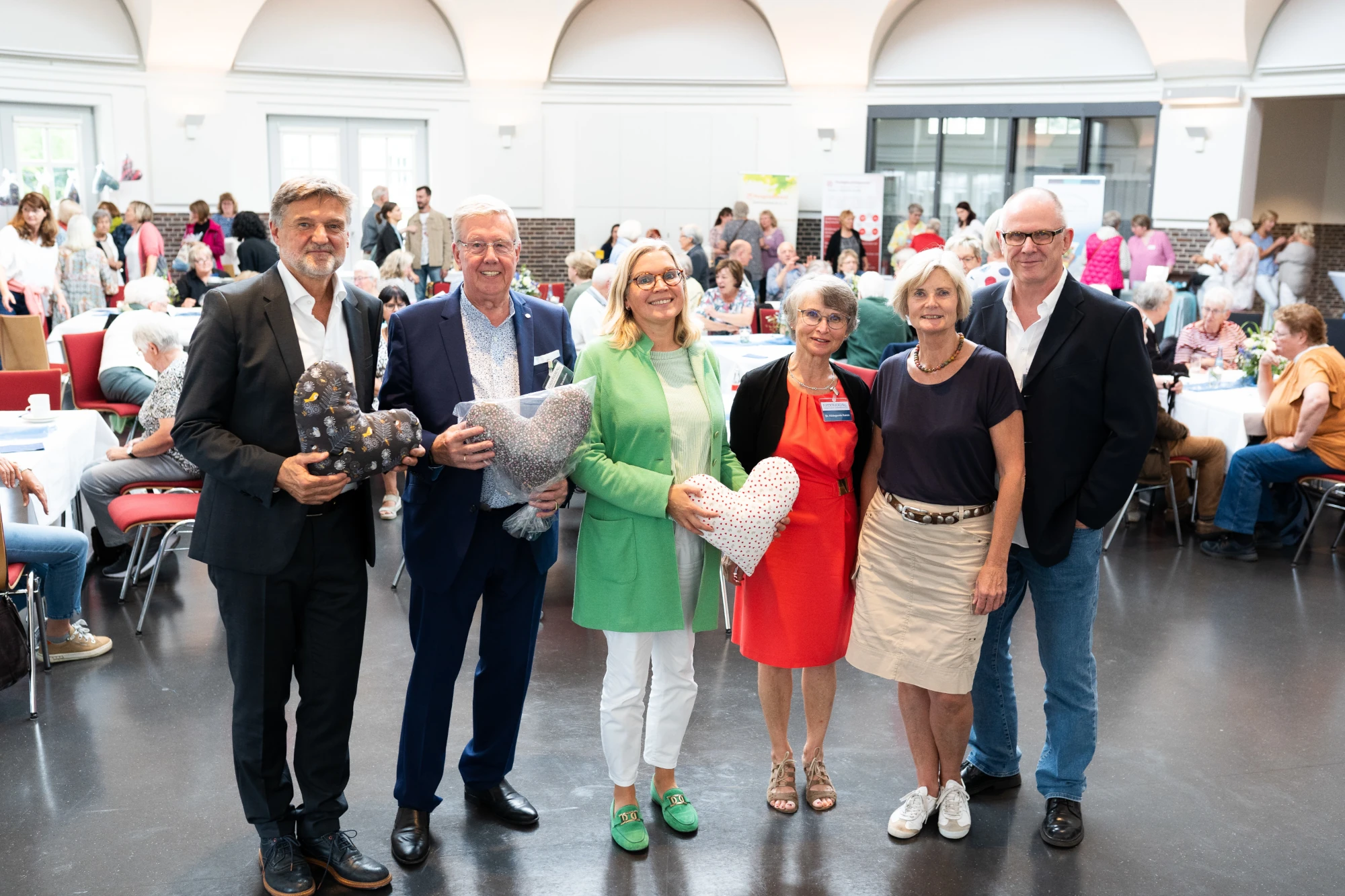 v.l. Dr. Ales Stanek (Chefarzt der Palliativmedizin und Schmerztherapie am DKD ), Heino Brackhahn ( 1. Vorsitzender)  Petra Gerlach (Oberbürgermeisterin, Schirmherrin der Veranstaltung),  Dr. Hildegunde Kamin (Schriftführerin), Gabriele Kolb (stellvertretende Vorsitzende) und Uwe Lüschen (Schatzmeister) mit den selbstgenähten Herzkissen zu Gunsten des Fördervereins Palliativstation Delmenhorst e.V.