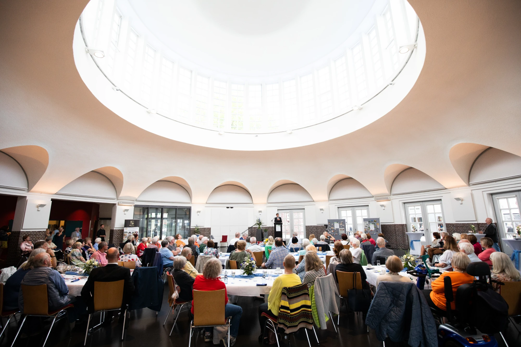 Stilvoll geschmückte Markthalle